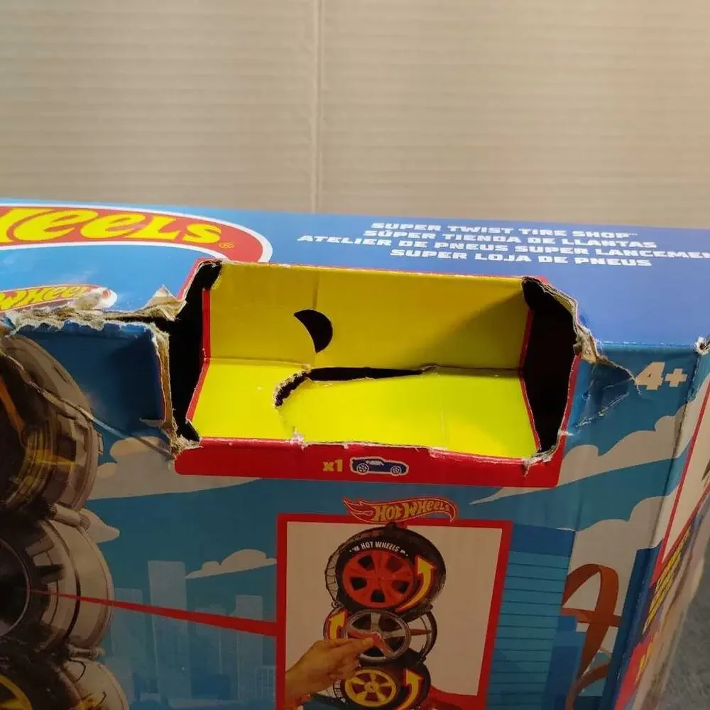 Hot Wheels City Super Twist Tire Shop Playset New Sealed Box Damage